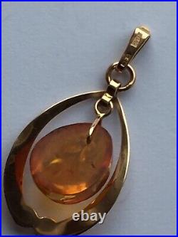 14 carat yellow gold pendant set with inset Amber drop