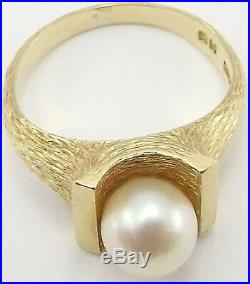 14 carat yellow gold, solitaire Pearl set ring. Size k. Gross weight 5.6 grams