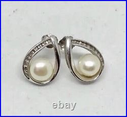 14k 10k white gold set of pearl earrings and necklace 4.2 Grams Size 18 L