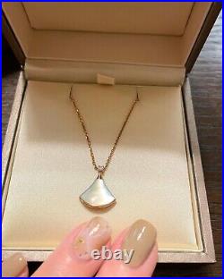 18 kt rose gold pendant set with one diamond and mother-of-pearl