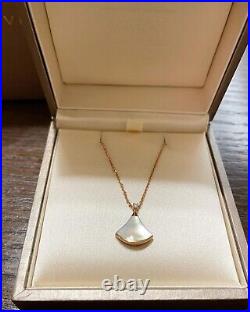 18 kt rose gold pendant set with one diamond and mother-of-pearl