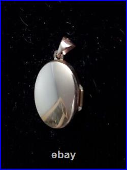 4 leaf clover pendant set against mother of pearl in 14kt Yellow gold