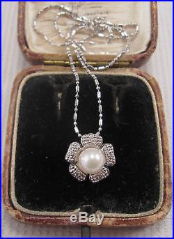 A Beautiful Pearl & Diamond Pendant set in Platinum Chain 18ct White Gold