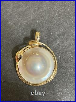 Beautiful 14K Yellow Gold and Blister Pearl Pendant and Earrings Set 16.6 Grams Beautiful 14K Yellow Gold and Blister Pearl Pendant and Earrings Set 16.6 Grams