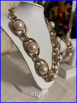 Beautiful Graziano Pearl Necklace (20) and Pearl Bracelet set in Gold Tone