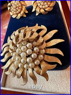 Crown Trifari Brushed Gold Tone Sunflower Imitation Pearl Brooch Pin & Earrings