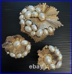 Crown Trifari Gold Tone Shiny Pearl And Rhinestone Broock Clip Earring Set Demi