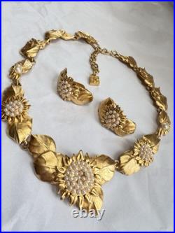Karl Lagerfeld Sunflowers Gold Faux Pearl Set Necklace Earrings Vintage Jewelry Karl Lagerfeld Sunflowers Gold Faux Pearl Set Necklace Earrings Vintage Jewelry