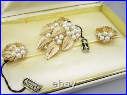 Lovely Trifari Goldtone Faux Pearl Brooch Pin & Earrings Set In Original Box