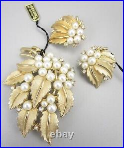 Lovely Trifari Goldtone Faux Pearl Brooch Pin & Earrings Set In Original Box