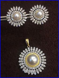 Pave 6.14 Cts Round Brilliant Cut Diamond Pearl Pendant Earrings Set In 18K Gold