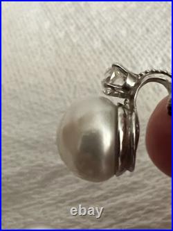 South Sea Pearls and large brilliant diamonds set in 18 kt Gold Clip-on earrings