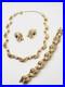Vintage-CROWN-TRIFARI-Gold-Rone-Faux-Pearl-Necklace-Bracelet-Earrings-Set-Signed-01-cej