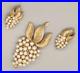 Vintage-Crown-Trifari-Gold-Tone-Faux-Pearl-Brooch-Earrings-Set-Grape-Cluster-01-pxr