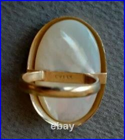 Vintage Large Mother Of Pearl Bezel Set In 14K Yellow Gold E. V. Marked Ring Sz 7