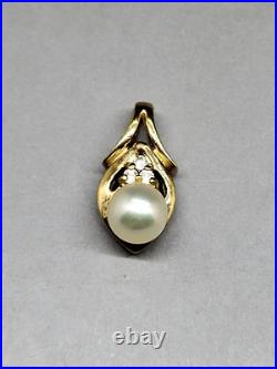 Womans 10K Yellow Gold 5MM Pearl & Diamond Stud Earrings & Pearl Pendant Set Womans 10K Yellow Gold 5MM Pearl & Diamond Stud Earrings & Pearl Pendant Set